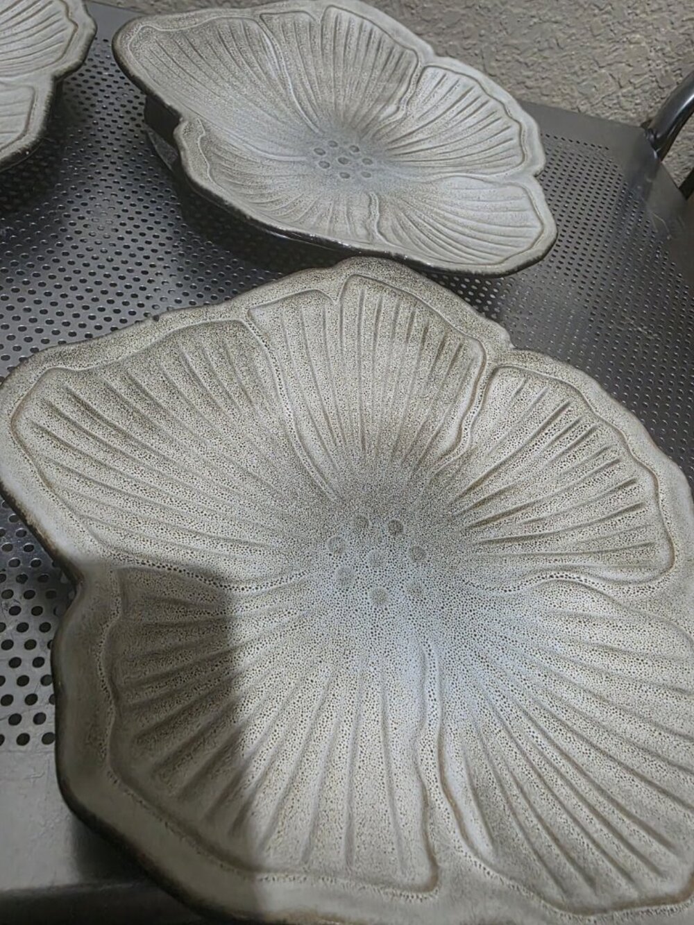 Pfaltzgraff Painted Poppies Flower Shaped Appetizer Plates Set Of 4 Stoneware - Picture 2 of 4
